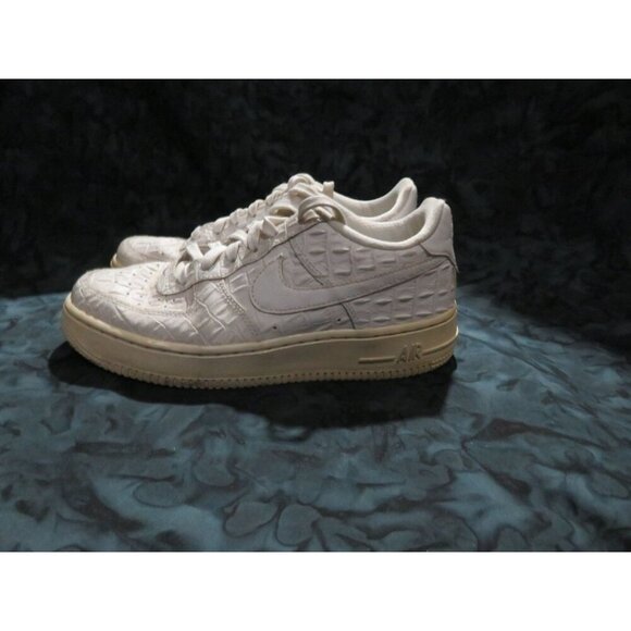 Nike Air Force 1 '07 LV8 White Croc Embossed Leather Low Top Sneakers 749144 103 - Picture 1 of 8